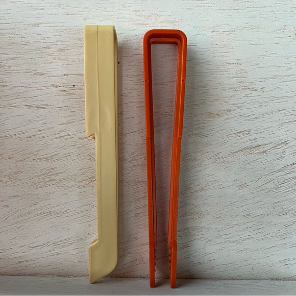 Vintage Tupperware #1299 Party Prize Tongs Set Of Two - Picture 1 of 3